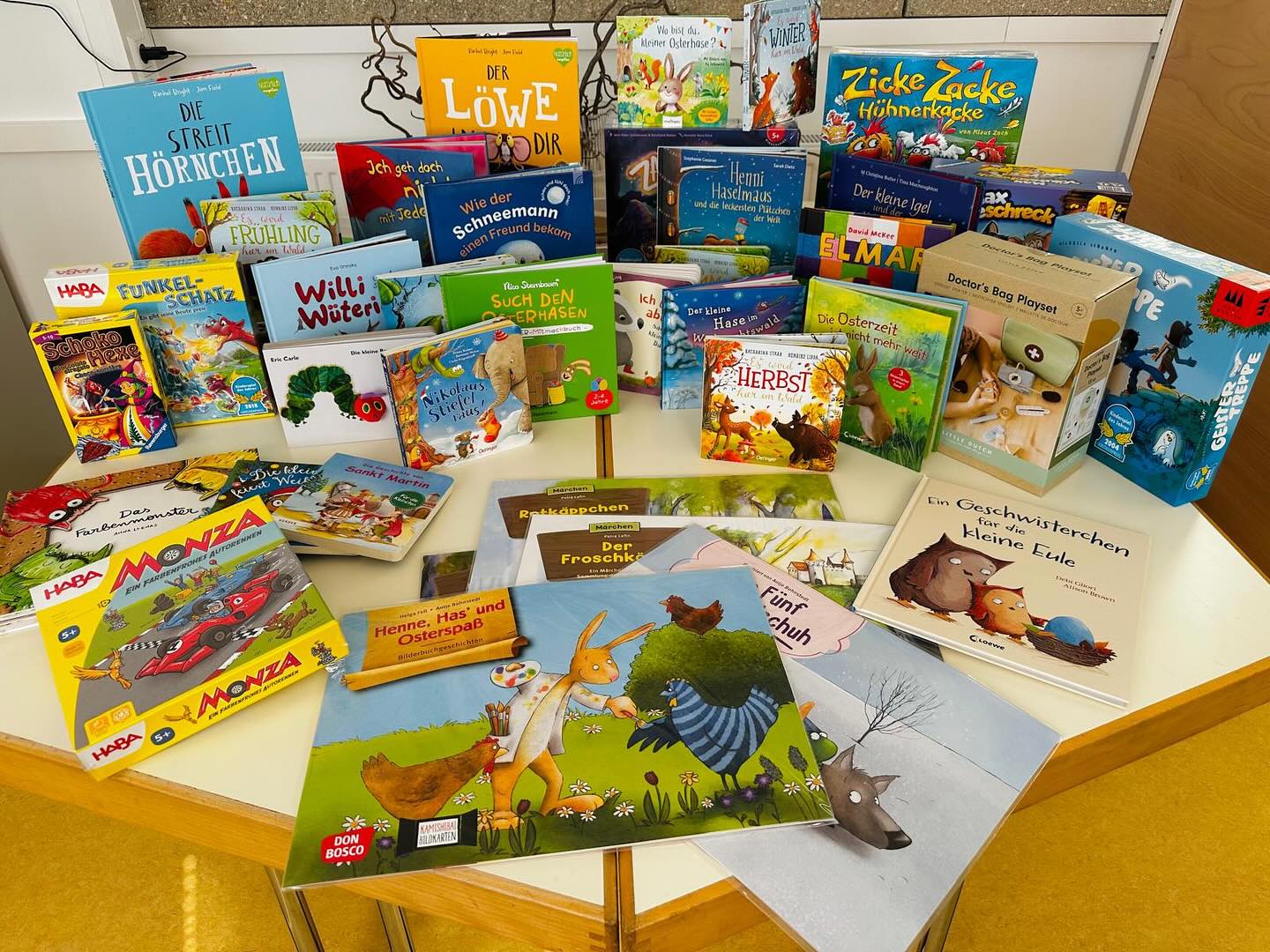 Weitere gespendete Bücher und Spiele